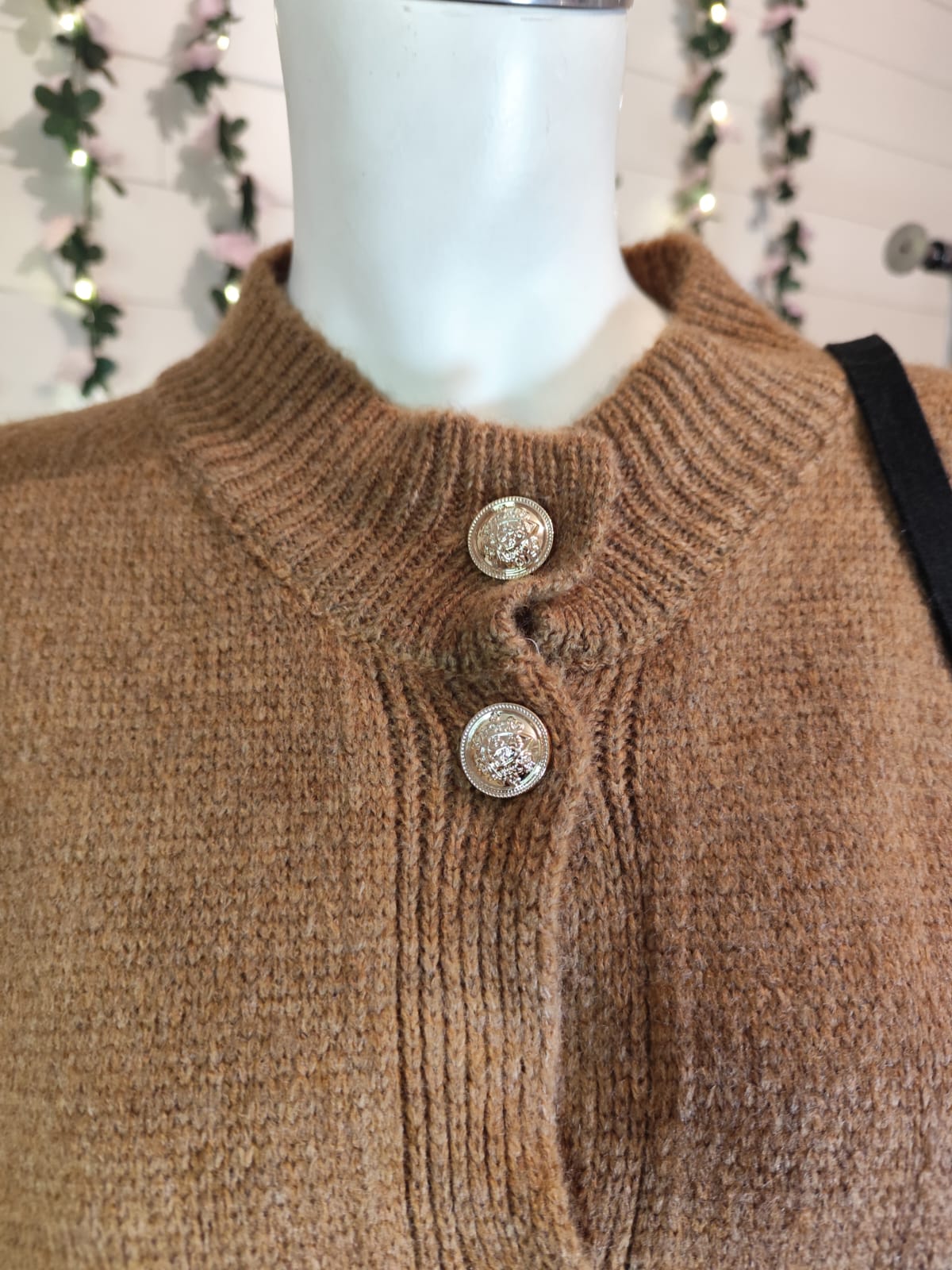 Gilet en maille Mylène camel boutons dorés – Image 2