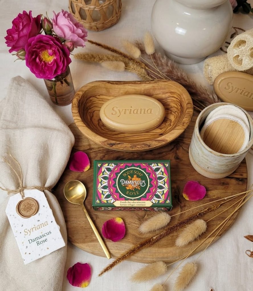 l’essence d’orient : savon naturel à la rose de damas & laurier (125g)